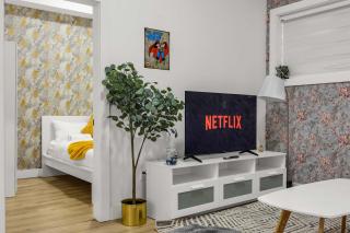 4BR Coach House - Hot Tub Fire Pit & Theatre - 3