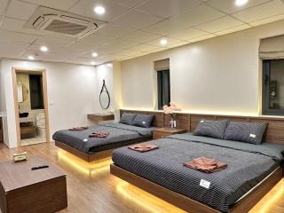 City view 3 bedrooms 5 beds elevator free laundry - 1