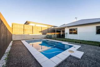 Modern Family Retreat in Ripley Pool & Relaxation - 0