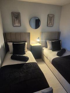 Spacious 3BR Near Glasgow Cathedral with Parking - 0