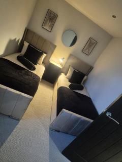 Spacious 3BR Near Glasgow Cathedral with Parking - 3