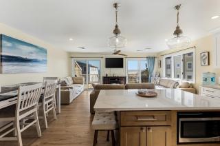 Oceanview 3BR Condo with Balcony & Seawall Access - 6