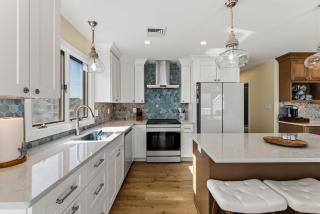 Oceanview 3BR Condo with Balcony & Seawall Access - 5