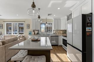Oceanview 3BR Condo with Balcony & Seawall Access - 4