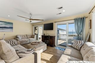 Oceanview 3BR Condo with Balcony & Seawall Access - 2