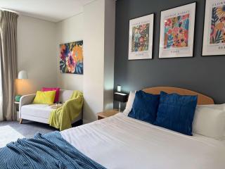 303 Cheerful City Central Crib Sleeps 2 - 8