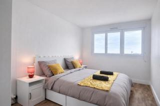 2 Mins from Train Station - Beautiful View on 17th Floor - Free Parking Space - Epinay - 3