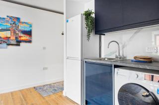 Cosy 1-Bed Flat with Sofa Bed, Mapperley, Nottingham - 6