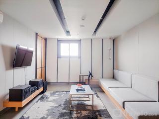 Comfort and Minimalist Studio at Embarcadero Bintaro Apartment By Travelio - 5