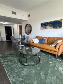Hollywood Sign View, Gym, Pool, Parking, More - 1