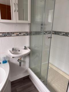 Single occupancy bedroom in quiet village home near docks and Quays - 3