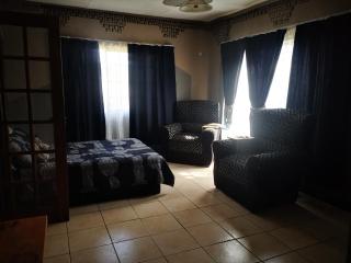 Wagonwheel family guest house - 2