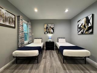 Spacious 3 bedroom unit with backyard and parking just 10 minutes from Rodeo Dr and attractions! - 6