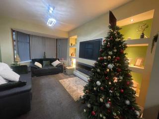 House Sleeps 9 with Garden and Parking - 2