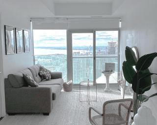 CN Tower and Lake View 1 Bedroom Condo in Downtown Toronto - 9