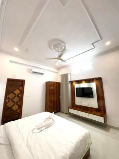 Hill view by SGOH 5bhk luxury villa private pool - 0