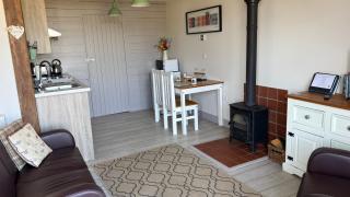 Poachers Hut 1-Bed Cottage Sleeps 2 Pet Friendly - 3