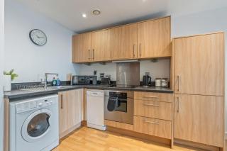 Modern 2BR Apt in City Centre Sleeps 4 - 6