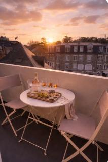 Apartment & balcony, beach, and downtown Val-André - 1