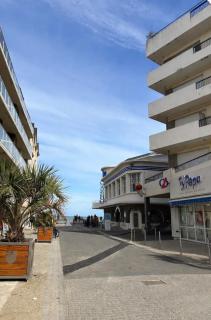 Apartment & balcony, beach, and downtown Val-André - 8