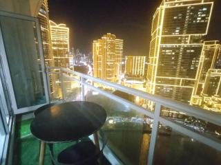 Aveline Suites Aesthetic Skydeck View ACQUA Private Residences near Rockwell Makati - 9