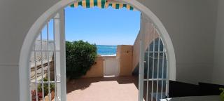 Beachfront flat with spectacular sea views - 9