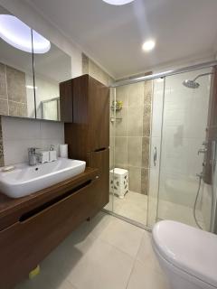 Spacious 3-Story Villa w Garden&Pool,400m to Beach - 9