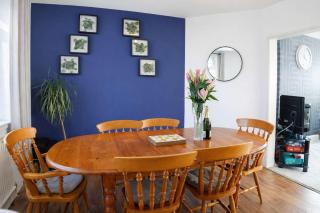 Chic 5 Bedroom House with Private Parking & Garden - 3