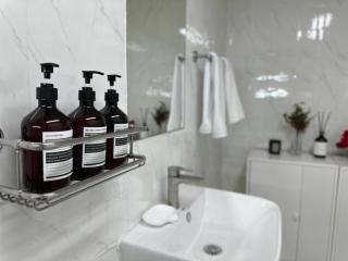 Affordable Stay Seoul city center near Hongdae Gangnam 5 min to Subway Station - 4