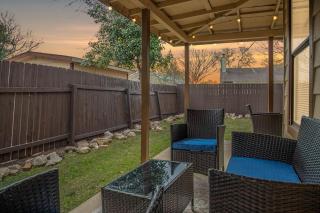 4BR Pet-Friendly, Fenced Yard, Theme Parks, BMT! - 0