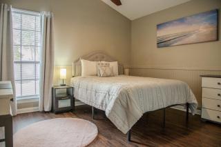 4BR Pet-Friendly, Fenced Yard, Theme Parks, BMT! - 7
