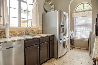 4BR Pet-Friendly, Fenced Yard, Theme Parks, BMT! - 1