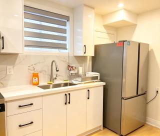 Brand New Basement Suite Private Batheroom Near 404 & shop - 5