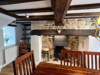 Ivy Cottage - 1