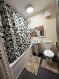 Free Wi-Fi & parking, 5 mins walk to shops centre - 5