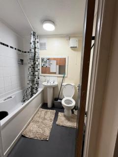 Free Wi-Fi & parking, 5 mins walk to shops centre - 1