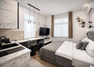 Bellamy - Elegant cozy studio with King bed, Netflix and free Parking - 3