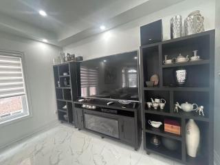 Luxury Modern Retreat Queen Bed Private Bath Smart Toilet Brand New - 0