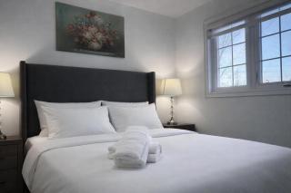 Luxury Modern Retreat Queen Bed Private Bath Smart Toilet Brand New - 4