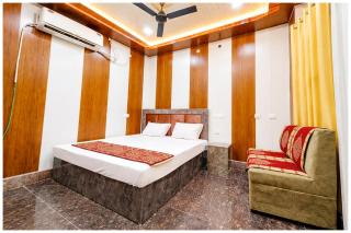 !!Hotel NMO Near Shree Ramjanam Bhumi Temple 1KM!! - 2