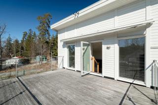 Renovated Swedish Villa Lake Views Beach Access - 7