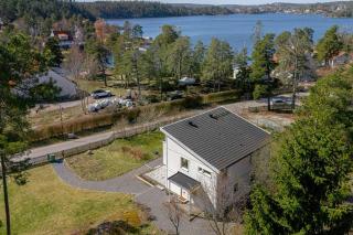 Renovated Swedish Villa Lake Views Beach Access - 9
