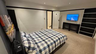 Bright private room in town centre walk to Uni and shops - 2