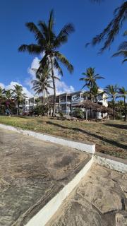 Two bedroom two bed beachfront apartment with large pool - 7