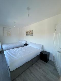 Sleeps 8 - Cosy Contractor and Family Stay - Sandwell Station - 3