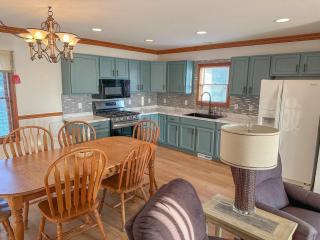 Spacious 4BR Lakefront Cottage - Perfect for Groups - 9