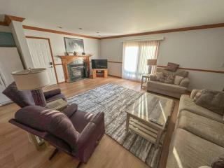 Spacious 4BR Lakefront Cottage - Perfect for Groups - 6