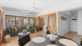 Absolute Beachfront Palm Cove Apt Sleeps 4 - 6