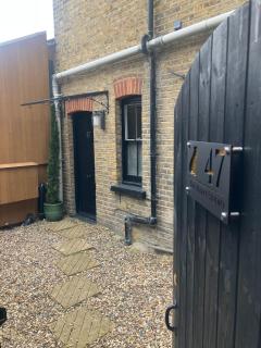 Private Courtyard Studio in Lovely Mortlake - 6