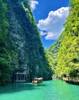 Zhangjiajie Grand Canyon Hotel - Free pick-up from the Grand Canyon Glass Bridge Scenic Area to the hotel - Paid equestrian show - About 25 minutes drive to the Forest Park Scenic Area-Luggage storage - 7